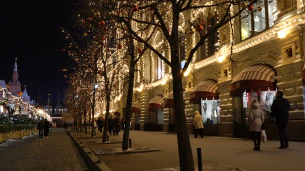 Москва, Россия - 27 января 2018 года: люди, идущие рядом с главным универмагом Москвы на Красной площади — стоковое видео