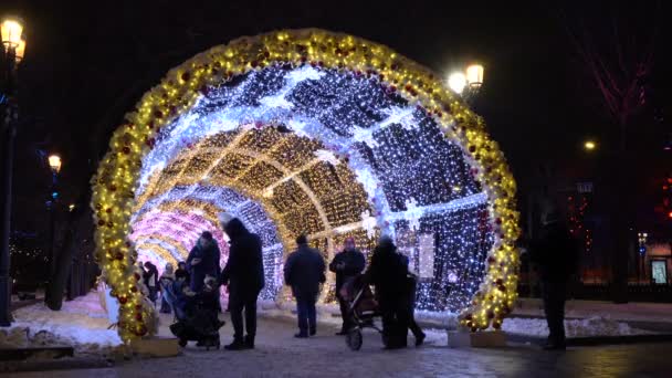 Tverskoy Boulevard, Moscou, Rússia 27 de janeiro de 2018 - Pessoas caminhando pelo túnel de luz de feriados de Ano Novo e Natal no centro da cidade — Vídeo de Stock