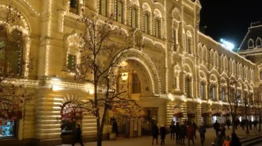 Moskova, Rusya - 27 Ocak 2018: Moskova ana mağaza yakın Kızıl Meydan üzerinde yürüyen insanlar