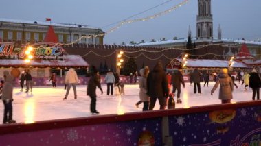 Moskova, Rusya - 27 Ocak 2018: Sakız pateni kırmızı kare üzerinde paten insanlar binmek