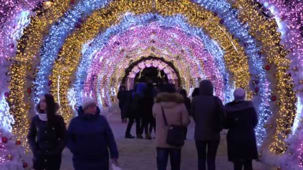 Tverskoy Boulevard, Moscou, Rússia 27 de janeiro de 2018 - Pessoas caminhando pelo túnel de luz de feriados de Ano Novo e Natal no centro da cidade — Vídeo de Stock