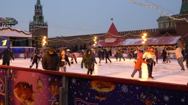 Москва, Россия - 27 января 2018 года: Люди катаются на коньках на катке ГУМа на Красной площади — стоковое видео