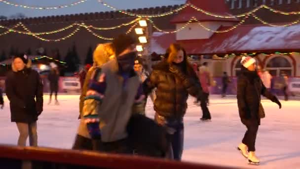 莫斯科, 俄罗斯-2018年1月27日: 人们骑着冰鞋在红广场的口香糖溜冰场上 — 图库视频影像