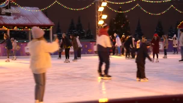 Moscou, Rússia - 27 de janeiro de 2018: pessoas andam de patins na pista GUM na Praça Vermelha — Vídeo de Stock