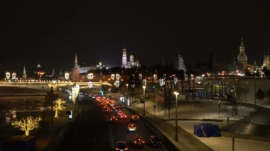 Kremlin'e ve Kızıl Meydan'a görünümünden gece yükselen Köprüsü Zaryadye Park