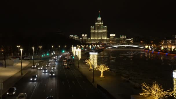 Ночной вид с Парящего моста в парке Зарядье, Москва . — стоковое видео