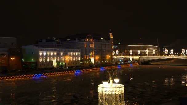 Kremlin'e ve Kızıl Meydan'a görünümünden gece yükselen Köprüsü Zaryadye Park — Stok video