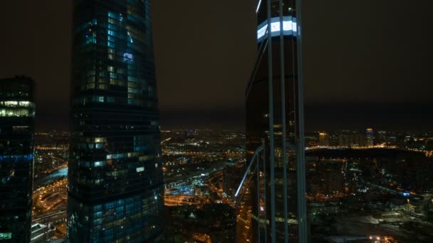 Vista nocturna de Moscú, y rascacielos del Centro Internacional de Negocios de Moscú — Vídeos de Stock
