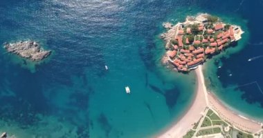 Sveti Stefan, küçük adacık ve Karadağ beldesinde havadan görünümü