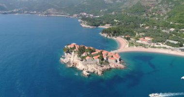 Sveti Stefan, küçük adacık ve Karadağ beldesinde havadan görünümü
