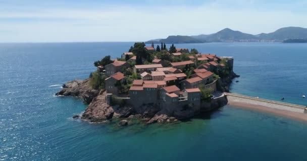 Vista aérea del Sveti Stefan, pequeño islote y resort en Montenegro — Vídeo de stock