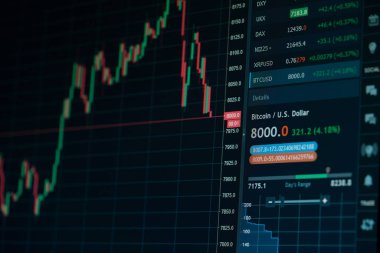 Bitcoin para birimi, yatırım, e-ticaret, finans konsepti gibi çevrimiçi düşüş eğilimi grafiği