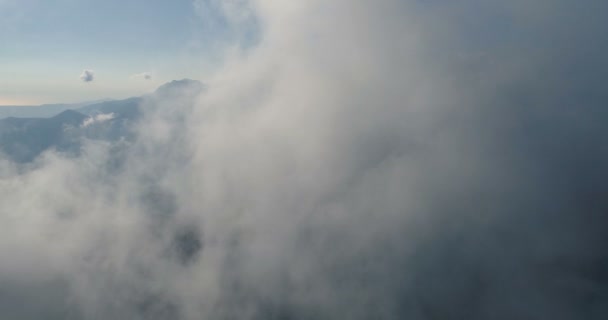 Voler au-dessus des nuages — Video