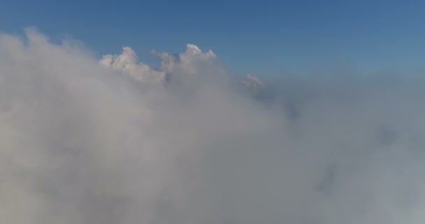 Літаючи над хмарами — стокове відео