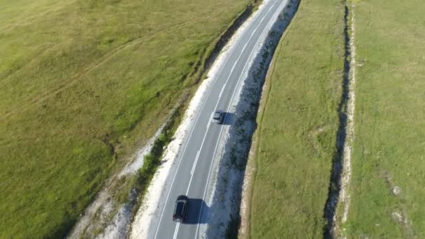 在乡村公路上行驶的一辆豪华轿车的鸟瞰图 — 图库视频影像