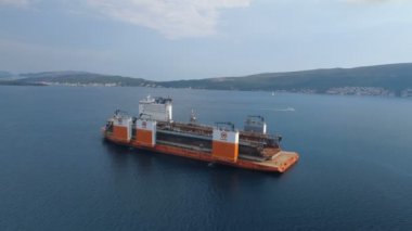 Tivat, Karadağ - 4 Ağustos 2017: ağır Asansör gemi Dockwise öncü Karadağ için yüzer iskele almaya geldim