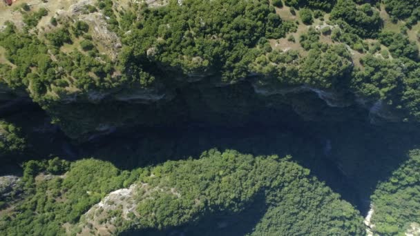 Luftaufnahme der engen Schlucht Nevidio — Stockvideo