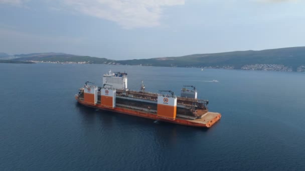 Тиват, Черногория - 4 августа 2017 года: Тяжелоподъемное судно Dockwise Vanguard прибыло в Черногорию, чтобы взять плавучий док — стоковое видео