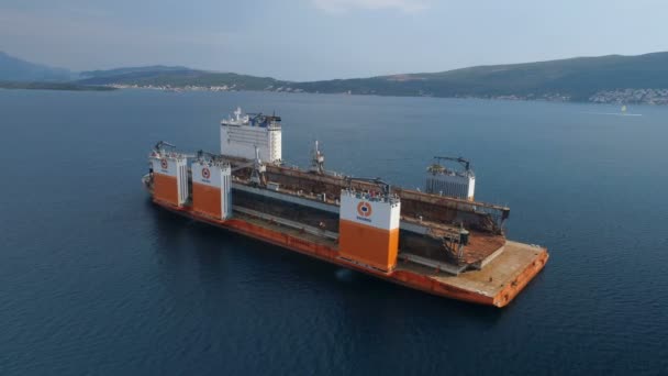 Тиват, Черногория - 4 августа 2017 года: Тяжелоподъемное судно Dockwise Vanguard прибыло в Черногорию, чтобы взять плавучий док — стоковое видео