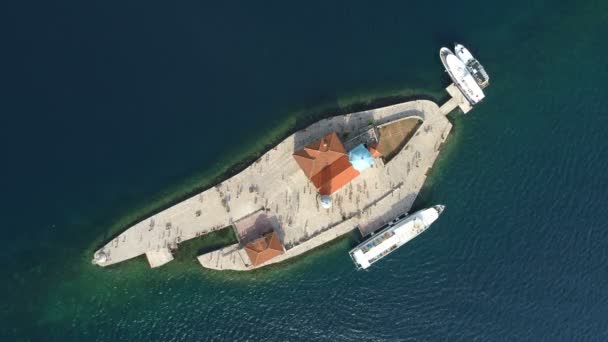 Gospa-od-Skrpjela Island et les bateaux sur une journée ensoleillée — Video