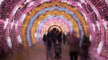 Yeni yıl Noel tatil ışık tüneli ve Moskova şehir merkezinde yürürken insanlar