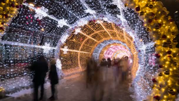 La gente que camina a través del año nuevo y las vacaciones de Navidad túnel ligero en el centro de la ciudad en Moscú — Vídeos de Stock