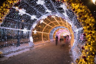 Yeni yıl Noel tatil ışık tüneli ve Moskova şehir merkezinde yürürken insanlar
