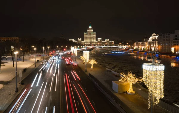 Vue de nuit depuis le pont surélevé dans le parc Zaryadye, Moscou . — Photo