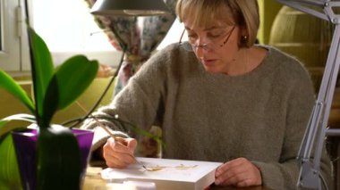 kadın ressam boyalar bir dinsel simge/ikon