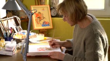 kadın ressam boyalar bir dinsel simge/ikon