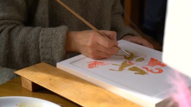 kadın ressam boyalar bir dinsel simge/ikon