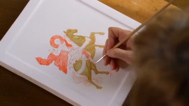 kadın ressam boyalar bir dinsel simge/ikon