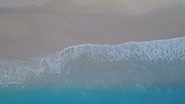 Vue aérienne tropicale sur la plage de sable et l'eau azurée 