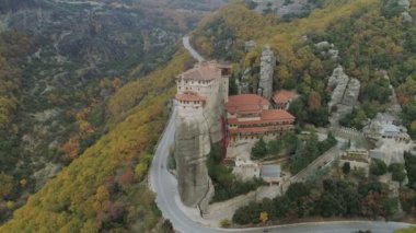 Meteora kayalık manzara ve Yunanistan'da manastır havadan görünümü.