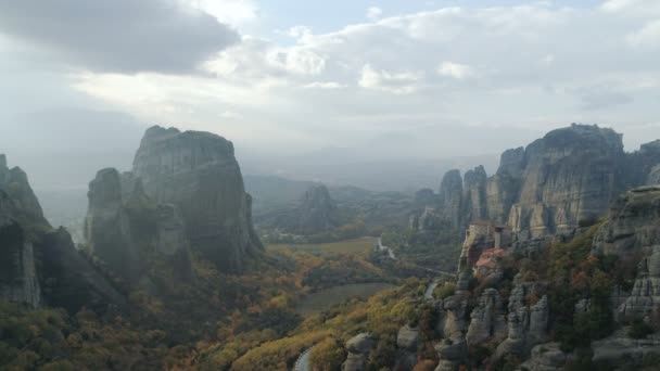 Meteora kayalık manzara ve Yunanistan'da manastır havadan görünümü. — Stok video