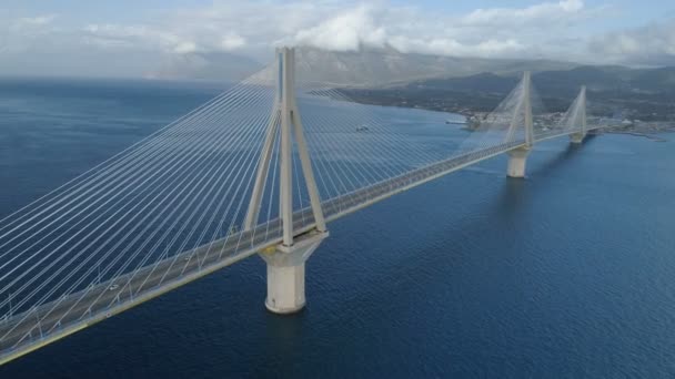 飞越 Charilaos Trikoupis 桥里约-Antirio — 图库视频影像
