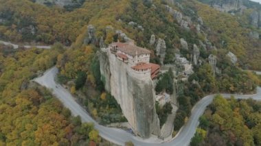 Meteora kayalık manzara ve Yunanistan'da manastır havadan görünümü.