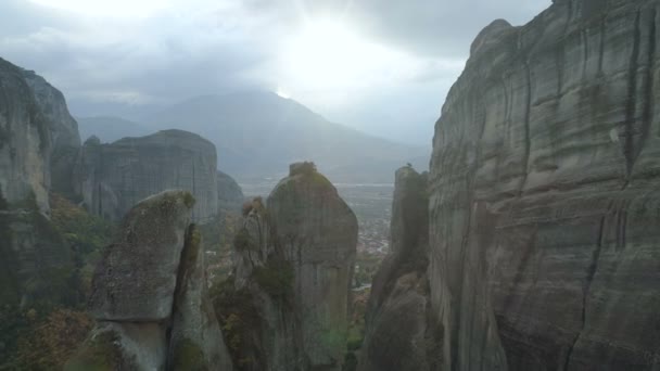 Воздушный обзор скальных образований вблизи метеорных монастырей . — стоковое видео
