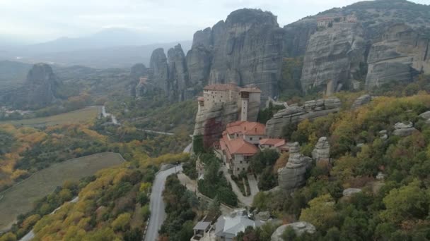 Пташиного польоту Meteora скелястими пейзажами і монастирів в Греції. — стокове відео