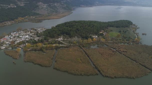 A légi felvétel a tó és a sziget Ioannina, Görögország — Stock videók