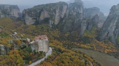 Meteora kayalık manzara ve Yunanistan'da manastır havadan görünümü.