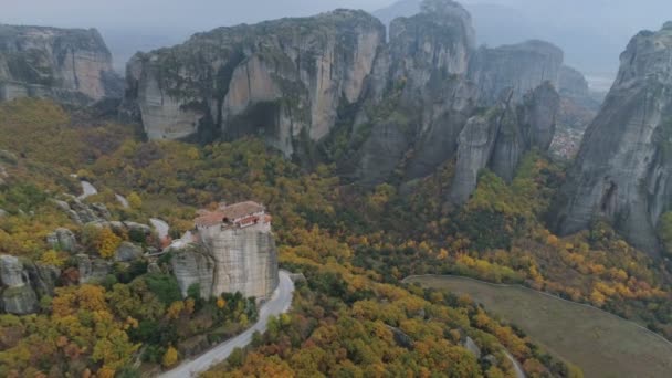 Meteora kayalık manzara ve Yunanistan'da manastır havadan görünümü. — Stok video