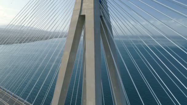 Vlucht de Charilaos Trikoupis brug Rio-Antirio — Stockvideo