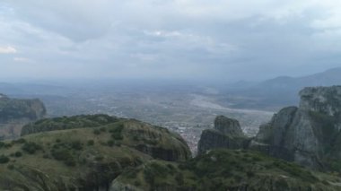 Kaya oluşumları Meteora manastırları yakınındaki havadan görünümü.