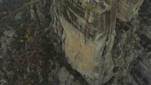 Luchtfoto van de rotsachtige landschap van Meteora en kloosters in Griekenland. — Stockvideo