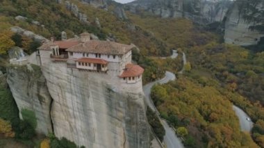 Meteora kayalık manzara ve Yunanistan'da manastır havadan görünümü.