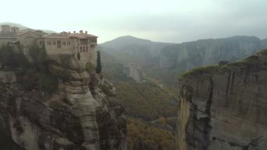 Meteora kayalık manzara ve Yunanistan'da manastır havadan görünümü.