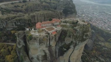 Meteora kayalık manzara ve Yunanistan'da manastır havadan görünümü.
