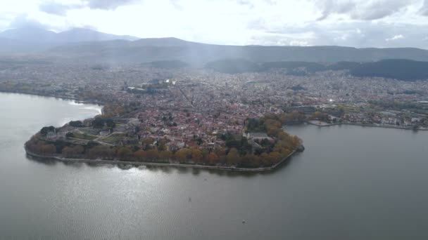 Вид с воздуха на озеро и город Янина Греция — стоковое видео