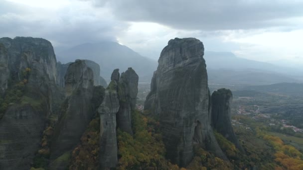 Aerial view of the rock formations near Meteora monasteries. — Stock Video